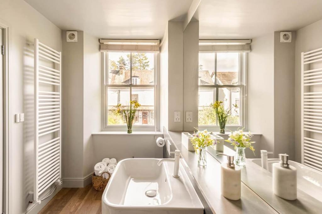 Shamrock, Bowness On Windermere, Superb One Bedroom Apartment With Private Parking Esterno foto